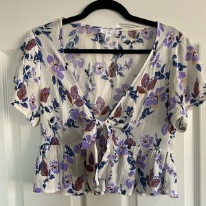 Tilly’s Ivy and Main - purple and white floral tie blouse - Size M